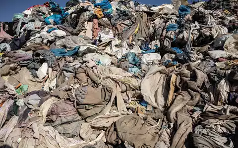 Nach Angaben der EU-Behörde fallen Millionen Tonnen Textilabfälle an, von denen aber nur ein Teil recycelt wird. (Archivfoto) - Foto: Antonio Cossio/dpa
