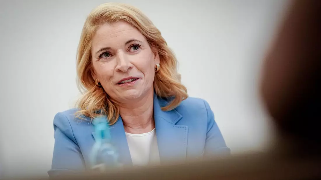 Bahnchefin Evelyn Palla will unter anderem in der Konzernleitung viele Stellen abbauen. (Archivbild) - Bild: Kay Nietfeld/dpa