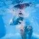 Abkühlung gibt es bei den Temperaturen höchstens im Wasser. - Bild: Philipp von Ditfurth/dpa