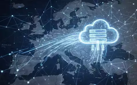 Stilisierte blaue Netzstruktur über Europakarte mit Datenfluss zu Cloud-Server-Icon, symbolisiert digitale Regulierung. - Foto: über boerse-global.de