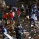 Viele Retter arbeiten mit bloßen Händen. - Bild: Javier Campos/AP/dpa