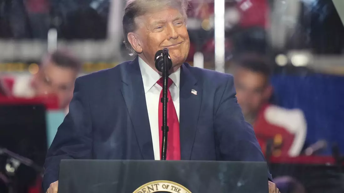 Trump lobt zum Auftakt der Feierlichkeiten vor allem seine eigene Politik.  - Bild: Alex Brandon/AP/dpa