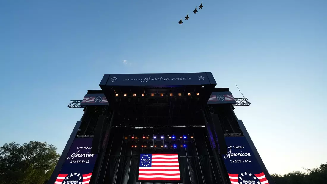 Die versammelte Menge sah in Formation fliegende Kampfjets am Himmel.  - Bild: Alex Brandon/AP/dpa