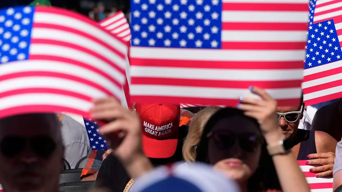 Im Publikum waren US-Flaggen und Kappen der MAGA-Bewegung (Make America Great Again) zu sehen.  - Bild: Jen Golbeck/AP/dpa