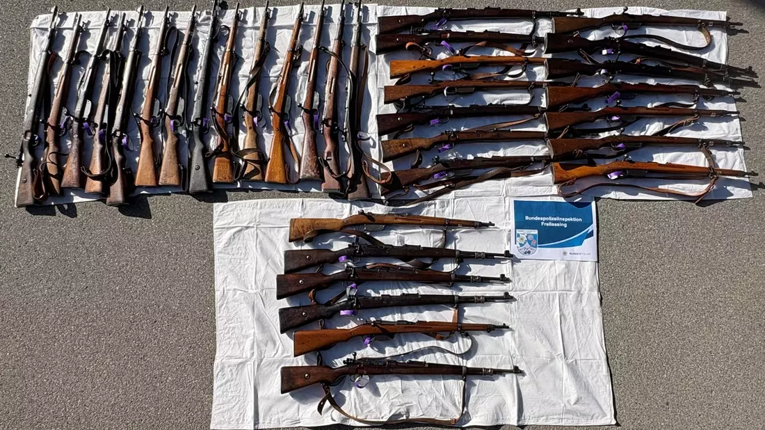 Bundespolizeidirektion München: Bundespolizei stellt 34 Langwaffen bei Buskontrolle sicher - Bild: presseportal.de