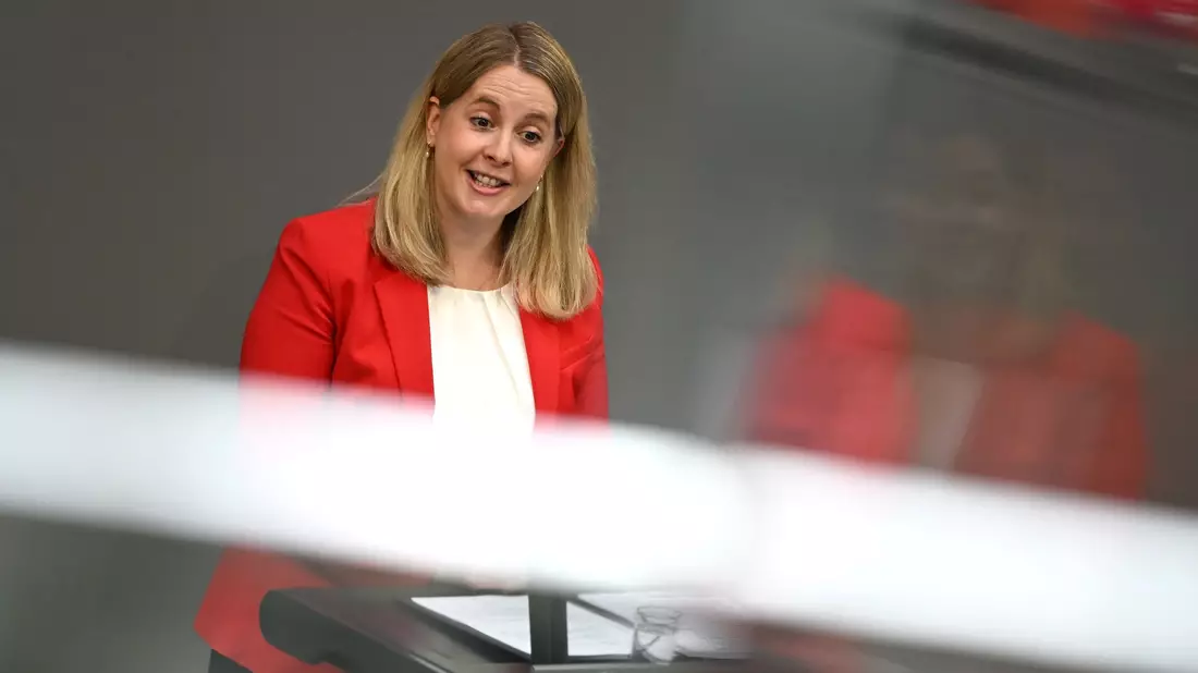 Bauministerin Verena Hubertz beschreibt die Vision von grüneren Städten durch ihr geändertes Baurecht.  - Bild: Elisa Schu/dpa