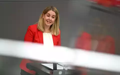 Bauministerin Verena Hubertz beschreibt die Vision von grüneren Städten durch ihr geändertes Baurecht.  - Foto: Elisa Schu/dpa