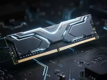 Nahaufnahme eines einzelnen, leuchtenden 16GB-RAM-Moduls auf dunklem, unscharfem Hintergrund mit Leiterplattendetails. - Foto: über boerse-global.de