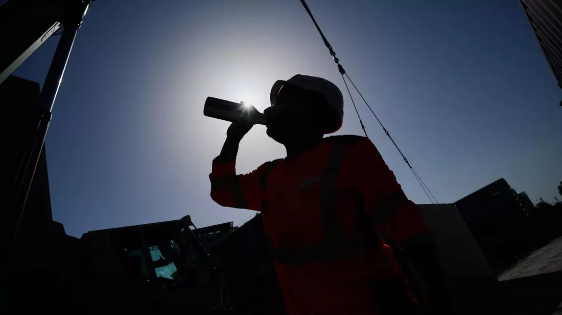 Gewerkschaften fordern verbindliche Arbeitspausen bei hohen Temperaturen. (Symbolbild) - Bild: Christophe Ena/AP/dpa