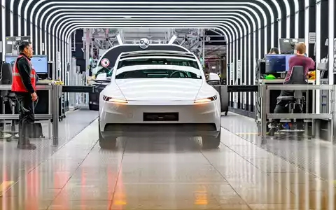 Der US-Elektroautobauer Tesla will die Produktion in seinem Werk in Grünheide noch weiter ankurbeln. (Archivbild) - Foto: Patrick Pleul/dpa