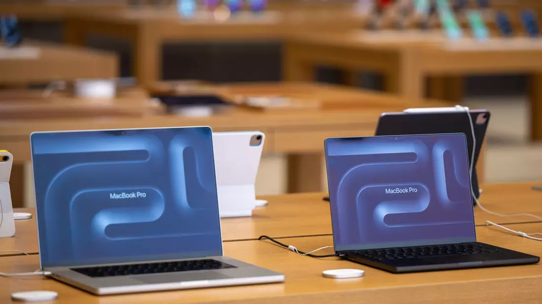 Beim MacBook Pro - das auch mehr Speicher hat - fallen die Preissteigerungen deutlich aus. (Archivbild) - Bild: Monika Skolimowska/dpa