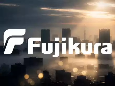 Abstrakte, atmosphärische Darstellung des japanischen Finanzmarktes mit goldenen Lichtstrahlen, die auf eine Stadtsilhouette fallen. - Foto: über boerse-global.de