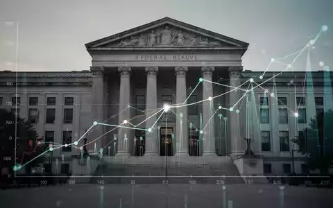 Grafische Darstellung von Wirtschaftspunkten, die sich einem Gebäude der Federal Reserve nähern und eine Datenausrichtung symbolisieren. - Foto: über boerse-global.de