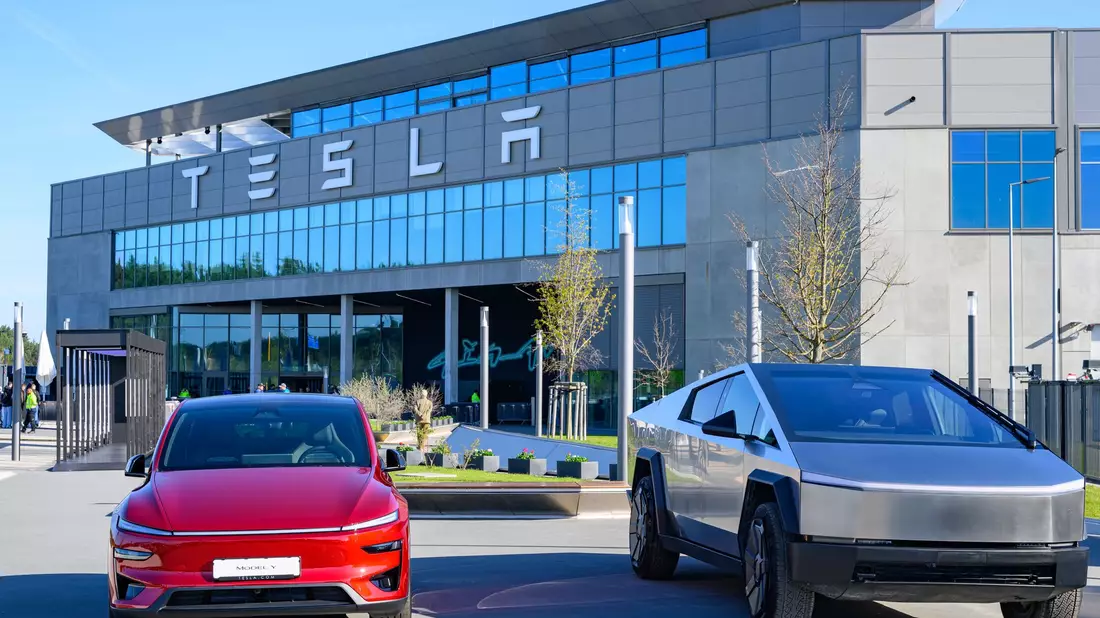 Der US-Elektroautobauer Tesla will die Produktion in seinem Werk in Grünheide noch weiter ankurbeln. (Archivbild) - Bild: Patrick Pleul/dpa