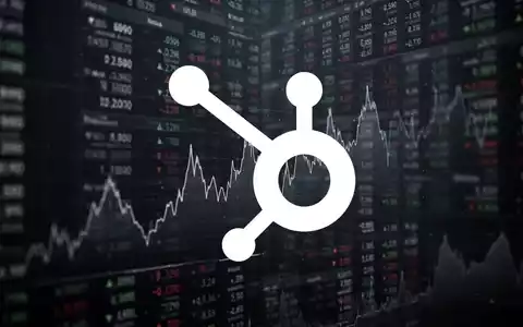 Abstrakte, atmosphärische Szene, die einen erheblichen Marktrückgang darstellt, mit verschwommenen, dunklen Finanzdaten im Hintergrund. - Foto: über boerse-global.de