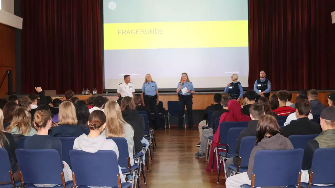 POL-KB: Bad Arolsen - Cops im Dialog - Polizei und Schule im Austausch: Präventionsveranstaltung der Polizeidirektion Waldeck-Frankenberg mit Schülern der Kaulbachschule - Bild: presseportal.de