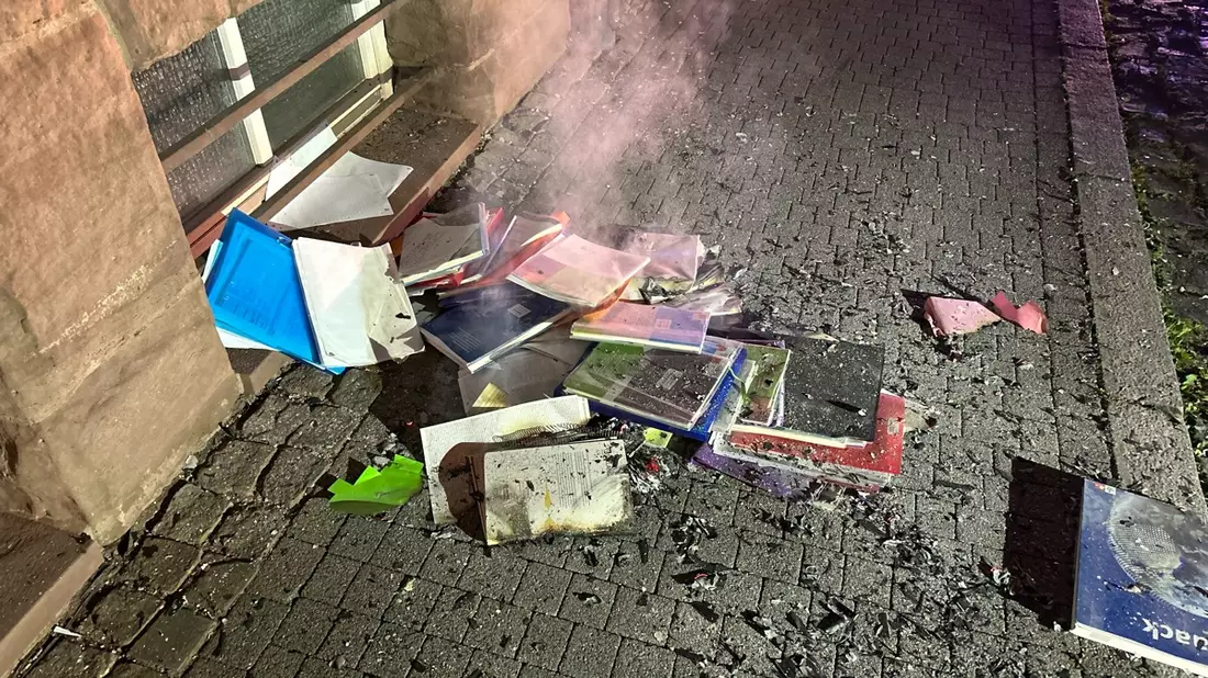 LPI-NDH: Nächtlicher Feuerwehreinsatz an Schule - Bücher geraten in Brand - Bild: presseportal.de
