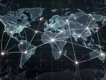 Glühendes digitales Netzwerkgitter mit Binärcode und abstrakten KI-Mustern, das globale Cybersicherheitsbedrohungen und -intelligenz darstellt. - Foto: über boerse-global.de