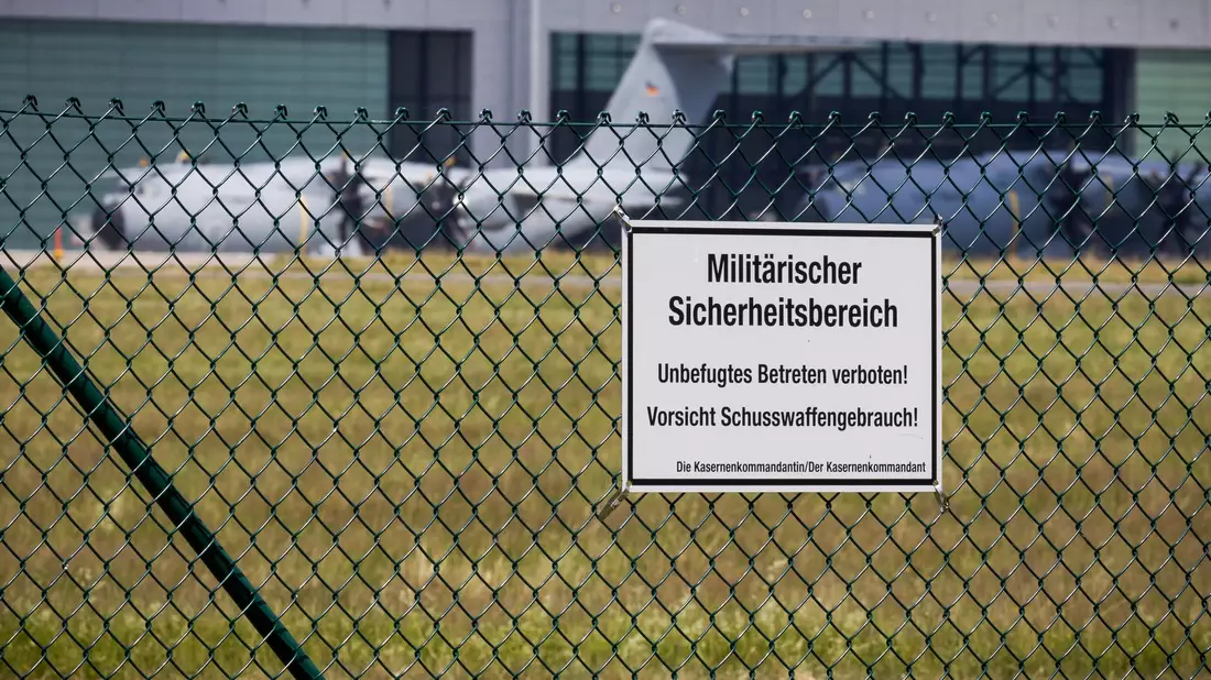 Transportflugzeuge vom Typ Airbus A400M stehen auf dem Fliegerhorst Wunstorf. Deutschland bietet Venezuela Unterstützung an. - Bild: Moritz Frankenberg/dpa