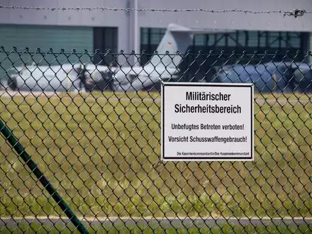 Transportflugzeuge vom Typ Airbus A400M stehen auf dem Fliegerhorst Wunstorf. Deutschland bietet Venezuela Unterstützung an. - Foto: Moritz Frankenberg/dpa