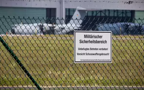 Transportflugzeuge vom Typ Airbus A400M stehen auf dem Fliegerhorst Wunstorf. Deutschland bietet Venezuela Unterstützung an. - Foto: Moritz Frankenberg/dpa