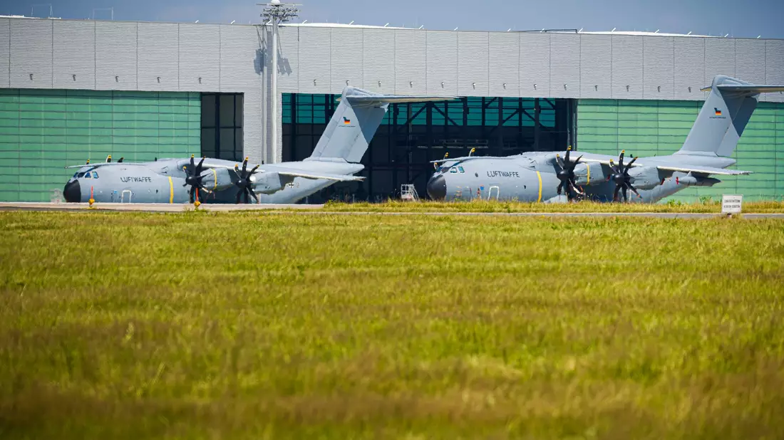 Der A400M kann laut Bundesregierung bis zu 16 Tonnen Material und Personal transportieren.  - Bild: Moritz Frankenberg/dpa