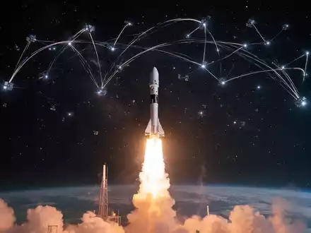Eine Falcon 9 Rakete startet in den Nachthimmel, darüber kreisen Starlink-Satelliten als Lichtspuren um die Erde. - Foto: über boerse-global.de