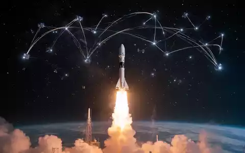 Eine Falcon 9 Rakete startet in den Nachthimmel, darüber kreisen Starlink-Satelliten als Lichtspuren um die Erde. - Foto: über boerse-global.de