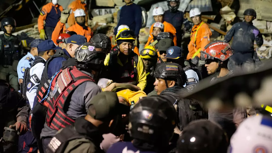Die Rettungsteams geben die Hoffnung nicht auf.  - Bild: Ariana Cubillos/AP/dpa
