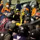 Die Rettungsteams geben die Hoffnung nicht auf.  - Bild: Ariana Cubillos/AP/dpa