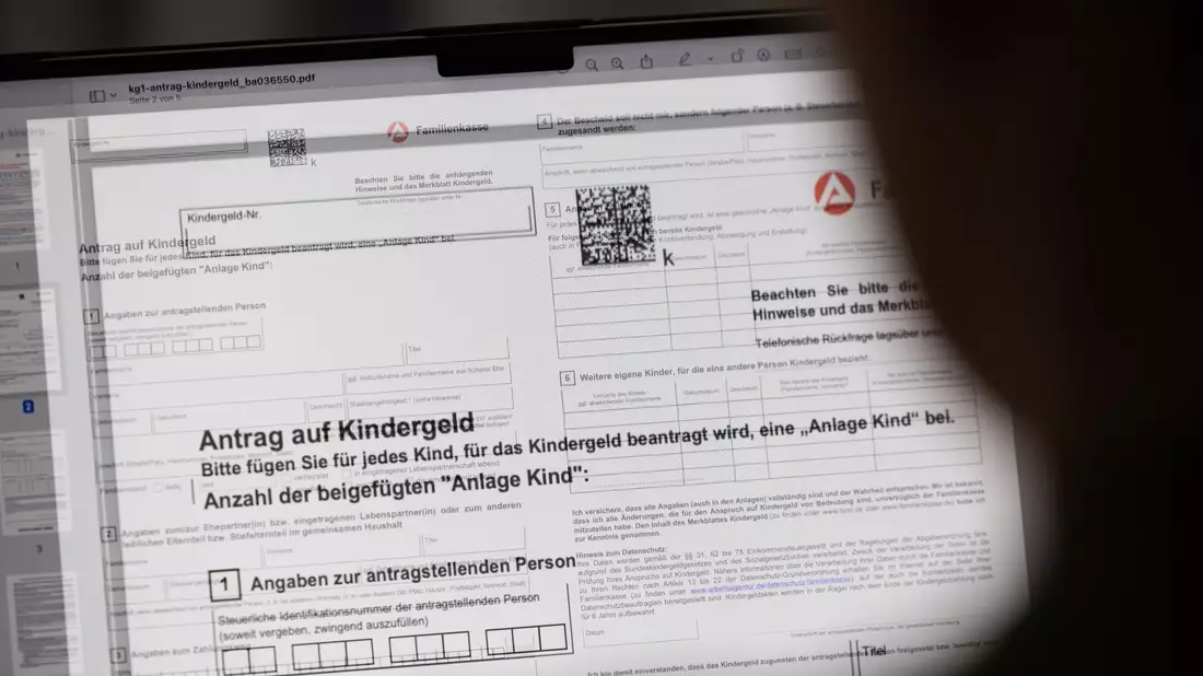 Neue Eltern sollen sich künftig mehr auf ihr Baby statt auf Papierkram konzentrieren können. (Symbolbild) - Bild: Hannes P Albert/dpa