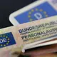 Der Antrag auf einen neuen Personalausweis soll demnächst weitgehend online möglich sein. (Symbolbild) - Bild: Marijan Murat/dpa