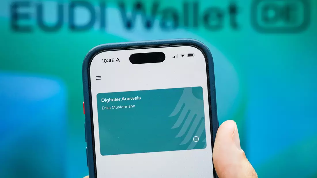 In einer Wallet auf dem Handy könnten bald «digitale Zwillinge» von Ausweis, Führerschein und Co. gespeichert werden. (Symbolbild) - Bild: Soeren Stache/dpa
