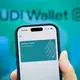 In einer Wallet auf dem Handy könnten bald «digitale Zwillinge» von Ausweis, Führerschein und Co. gespeichert werden. (Symbolbild) - Bild: Soeren Stache/dpa