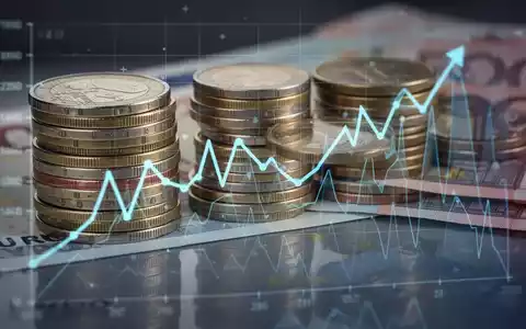 Ein Stapel Euro-Münzen und Banknoten, die ein Diagramm mit einem Abwärtstrend widerspiegeln, symbolisieren finanzielle Herausforderungen in der GKV. - Foto: über boerse-global.de