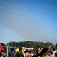 Eine Rauchsäule steigt unweit des Festivalgeländes in die Luft.  - Bild: Philip Dulian/dpa
