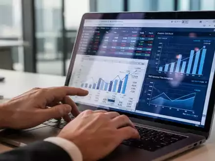 Hände tippen auf einem Laptop mit komplexer Excel-Tabelle und Finanzdaten, symbolisiert fortgeschrittene Datenanalyse. - Foto: über boerse-global.de