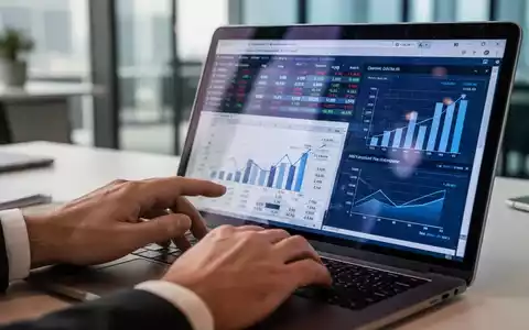 Hände tippen auf einem Laptop mit komplexer Excel-Tabelle und Finanzdaten, symbolisiert fortgeschrittene Datenanalyse. - Foto: über boerse-global.de