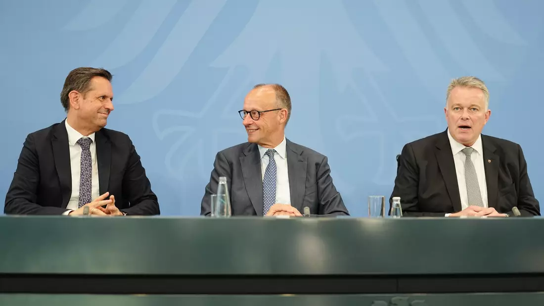 Kanzler Friedrich Merz und die Regierungschefs von Niedersachsen, Olaf Lies (l.), und Rheinland-Pfalz, Gordon Schnieder (r.), stellten die Ergebnisse vor. - Bild: Kay Nietfeld/dpa