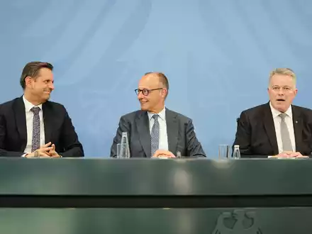 Kanzler Friedrich Merz und die Regierungschefs von Niedersachsen, Olaf Lies (l.), und Rheinland-Pfalz, Gordon Schnieder (r.), stellten die Ergebnisse vor. - Foto: Kay Nietfeld/dpa