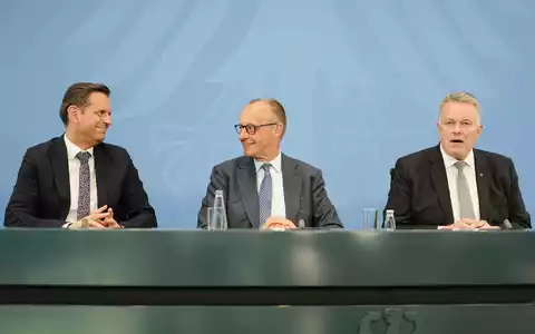Kanzler Friedrich Merz und die Regierungschefs von Niedersachsen, Olaf Lies (l.), und Rheinland-Pfalz, Gordon Schnieder (r.), stellten die Ergebnisse vor. - Foto: Kay Nietfeld/dpa