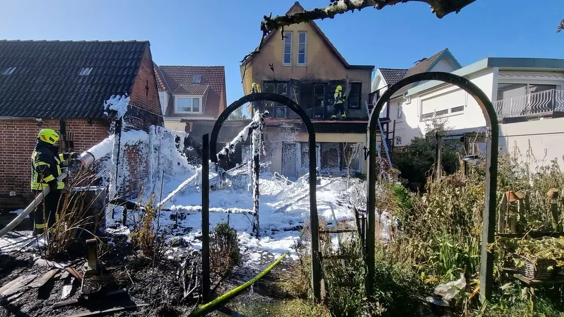FW Heide: Feuer greift von Anbau auf Wohnhaus über / Großbrand im Stadtgebiet - Bild: presseportal.de