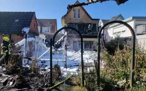 FW Heide: Feuer greift von Anbau auf Wohnhaus über / Großbrand im Stadtgebiet - Foto: presseportal.de