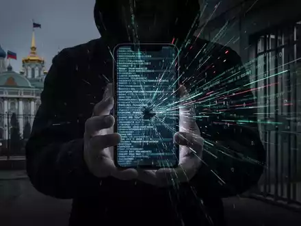 Hände, die ein Smartphone mit digitalem Code und Datenströmen halten, symbolisieren Telefon-Hacking und staatliche Überwachung. - Foto: über boerse-global.de