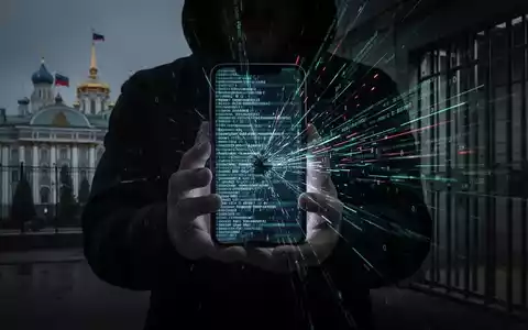 Hände, die ein Smartphone mit digitalem Code und Datenströmen halten, symbolisieren Telefon-Hacking und staatliche Überwachung. - Foto: über boerse-global.de