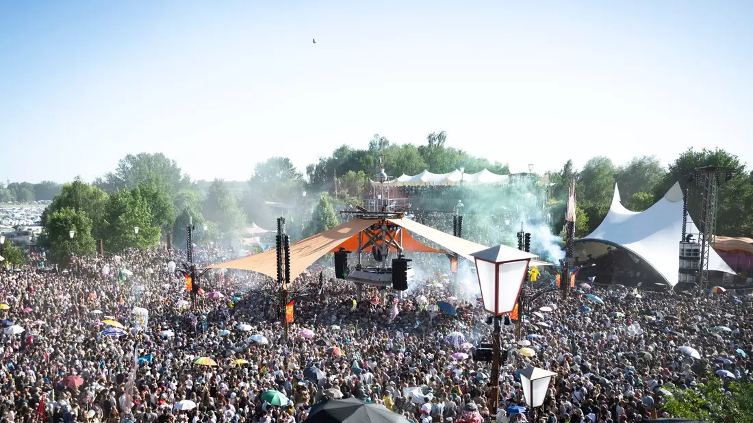 Die Eröffnung der Turmbühne auf dem Fusion-Festival.  - Bild: Philip Dulian/dpa