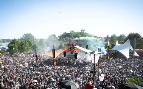 Die Eröffnung der Turmbühne auf dem Fusion-Festival.  - Foto: Philip Dulian/dpa