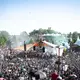 Die Eröffnung der Turmbühne auf dem Fusion-Festival.  - Bild: Philip Dulian/dpa
