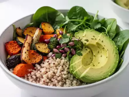 Eine Nahaufnahme einer bunten, gesunden veganen Buddha-Schale mit Quinoa, geröstetem Gemüse, Avocado und Blattgemüse. - Foto: über boerse-global.de