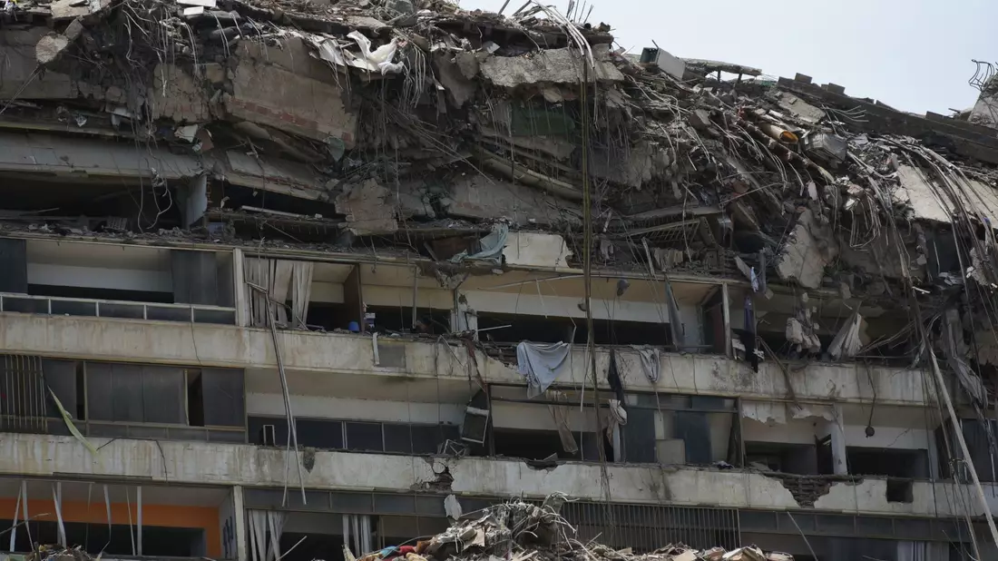 Mindestens 250 Gebäude sind eingestürzt oder wurden beschädigt.  - Bild: Jonathan Lanza/AP/dpa